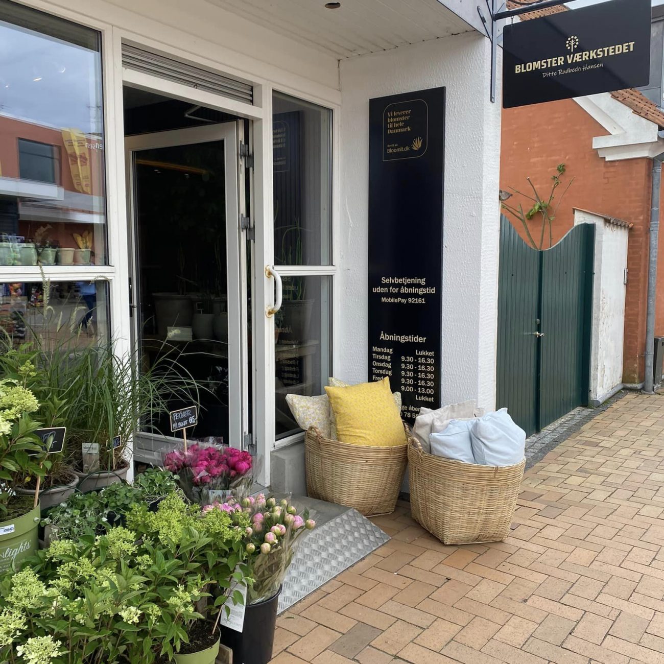 Ditte med en frisk sommerbuket